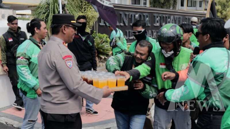 Polres Jember bagikan minuman untuk para driver ojol