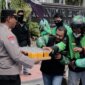 Polres Jember bagikan minuman untuk para driver ojol