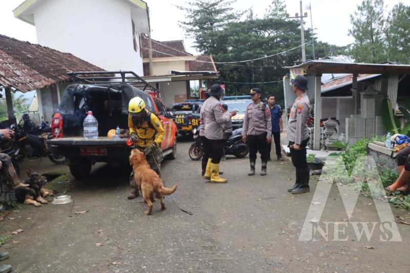 Polres Trenggalek libatkan anjing pelacak cari korban longsor