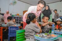 Ketua YKB cabang Ngawi Ny. Patricia Charles berbagi makanan bergizi