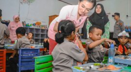 Ketua YKB cabang Ngawi Ny. Patricia Charles berbagi makanan bergizi