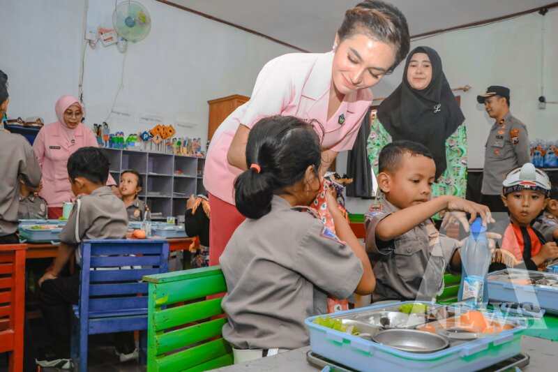 Ketua YKB cabang Ngawi Ny. Patricia Charles berbagi makanan bergizi