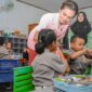 Ketua YKB cabang Ngawi Ny. Patricia Charles berbagi makanan bergizi