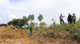 Kapolres Sumenep AKBP Rivanda cek lokasi tanggul jebol
