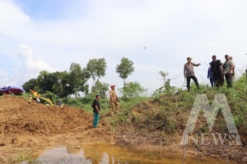 Kapolres Sumenep AKBP Rivanda cek lokasi tanggul jebol