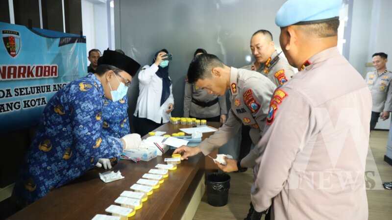 Wakapolresta Malang Kota AKBP Oskar Syamsuddin jalani tes urine