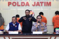 Kabid Humas Polda Jatim Kombespol Jules Abraham Abast bersama Direktur Reserse Narkoba Polda Jatim, Kombespol Robert Dacosta