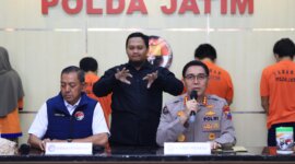 Kabid Humas Polda Jatim Kombespol Jules Abraham Abast bersama Direktur Reserse Narkoba Polda Jatim, Kombespol Robert Dacosta