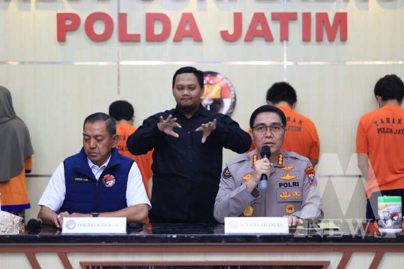 Kabid Humas Polda Jatim Kombespol Jules Abraham Abast bersama Direktur Reserse Narkoba Polda Jatim, Kombespol Robert Dacosta