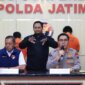 Kabid Humas Polda Jatim Kombespol Jules Abraham Abast bersama Direktur Reserse Narkoba Polda Jatim, Kombespol Robert Dacosta
