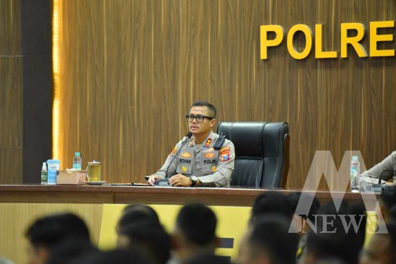 Kapolres Gresik AKBP Rovan Richard Mahenu