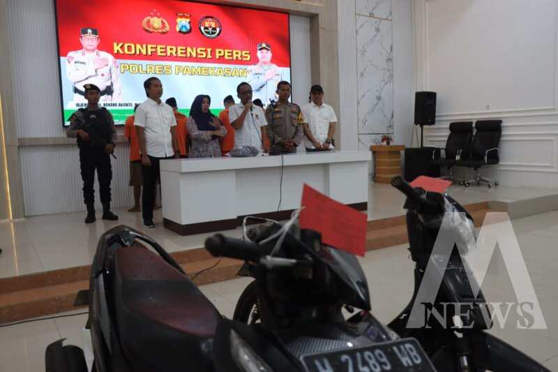 Tersangka diamankan Polisi beserta barang buktinya