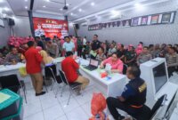 Kapolres Bojonegoro AKBP Mario Prahatinto bersama Ny. Nea Mario Prahatinto ikut donor darah