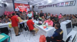 Kapolres Bojonegoro AKBP Mario Prahatinto bersama Ny. Nea Mario Prahatinto ikut donor darah