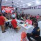 Kapolres Bojonegoro AKBP Mario Prahatinto bersama Ny. Nea Mario Prahatinto ikut donor darah