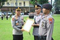 Kapolres Bondowoso AKBP Harto Agung Cahyono beri penghargaan anggota berprestasi