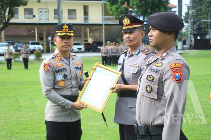Kapolres Bondowoso AKBP Harto Agung Cahyono beri penghargaan anggota berprestasi