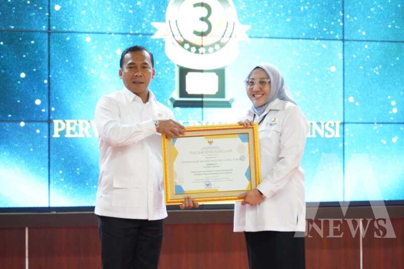 Kaper BKKBN Jatim Maria Ernawati terima penghargaan pelayanan KB