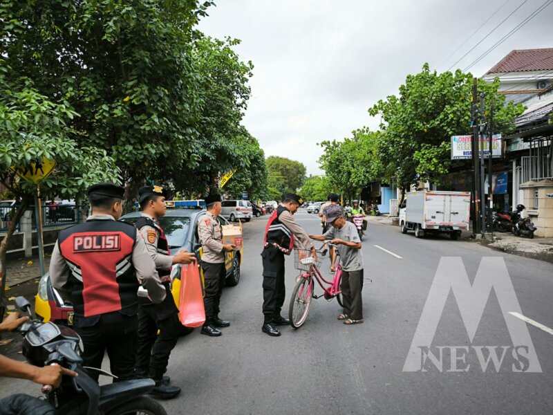 Satsamapta Polres Nganjuk berbagi Jum'at Berkah