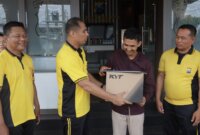 Kapolres Blitar Kota AKBP Titus Yudho Uly beri penghargaan Warga