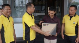 Kapolres Blitar Kota AKBP Titus Yudho Uly beri penghargaan Warga