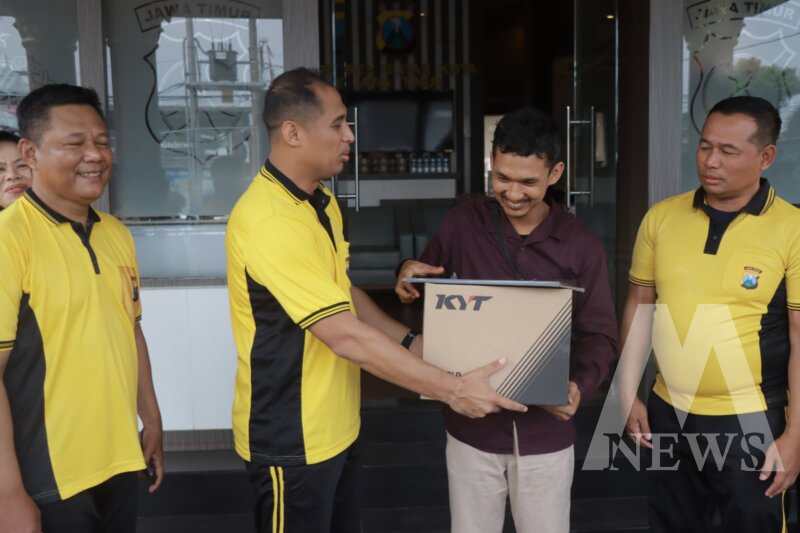 Kapolres Blitar Kota AKBP Titus Yudho Uly beri penghargaan Warga