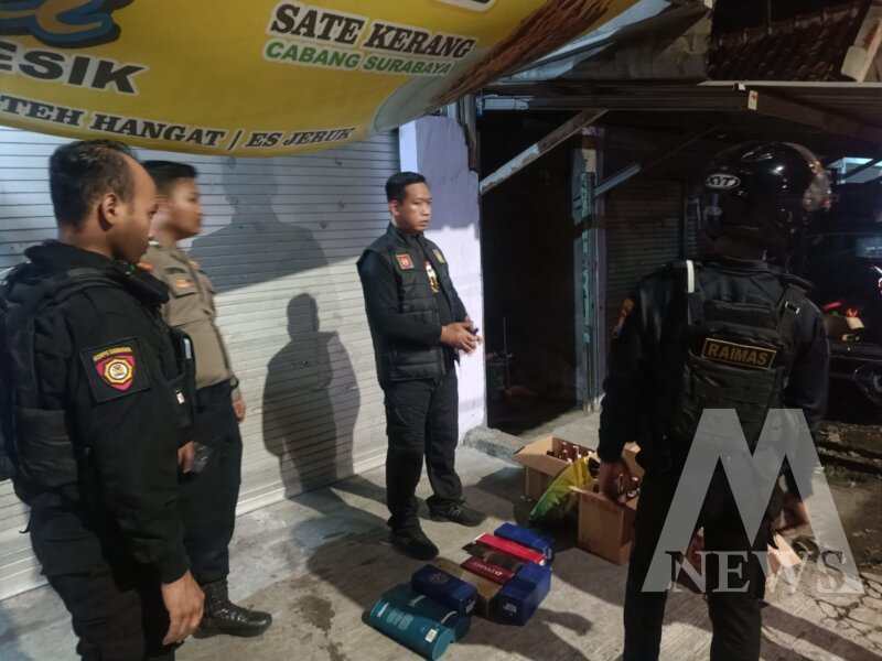 Satsamapta Polres Gresik grebek warung jual miras