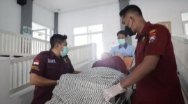 Warga Kebomas pulang dari rumah sakit gunakan ambulan gratis