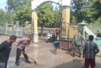 TNI Polri bersama warga bersihkan sisa meterial banjir