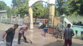 TNI Polri bersama warga bersihkan sisa meterial banjir