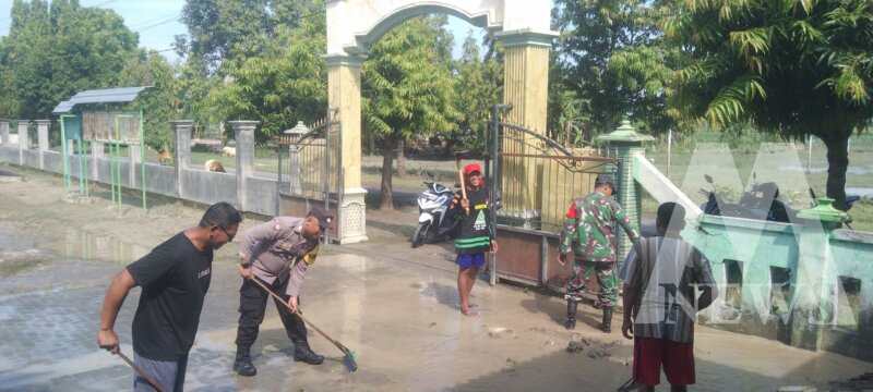 TNI Polri bersama warga bersihkan sisa meterial banjir