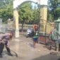 TNI Polri bersama warga bersihkan sisa meterial banjir