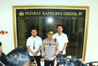 Kapolres Gresik AKBP Rovan Richard Mahenu didampingi Kasatreskrim Polres Gresik