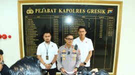 Kapolres Gresik AKBP Rovan Richard Mahenu didampingi Kasatreskrim Polres Gresik