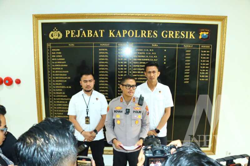 Kapolres Gresik AKBP Rovan Richard Mahenu didampingi Kasatreskrim Polres Gresik