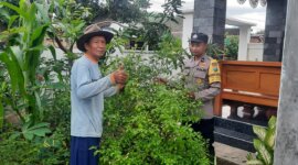 Bhabinkamtibmas Polsek Sawahan cek pekarangan warga