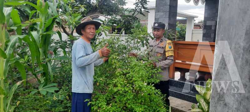 Bhabinkamtibmas Polsek Sawahan cek pekarangan warga