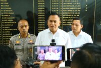Kasi Humas Polres Gresik AKP Wiwit dampingi Kasat Reskoba Polres Gresik Iptu Joko Suprianto