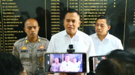 Kasi Humas Polres Gresik AKP Wiwit dampingi Kasat Reskoba Polres Gresik Iptu Joko Suprianto