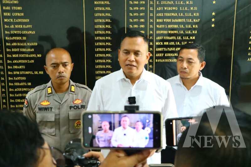 Kasi Humas Polres Gresik AKP Wiwit dampingi Kasat Reskoba Polres Gresik Iptu Joko Suprianto