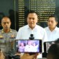Kasi Humas Polres Gresik AKP Wiwit dampingi Kasat Reskoba Polres Gresik Iptu Joko Suprianto