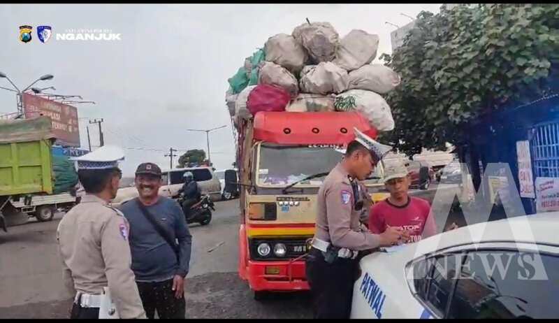 Satlantas Polres Nganjuk tilang manual truk ODOL