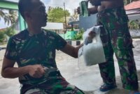 Anggota Koramil Masalembu tunjukkan Sabu yang diamankan