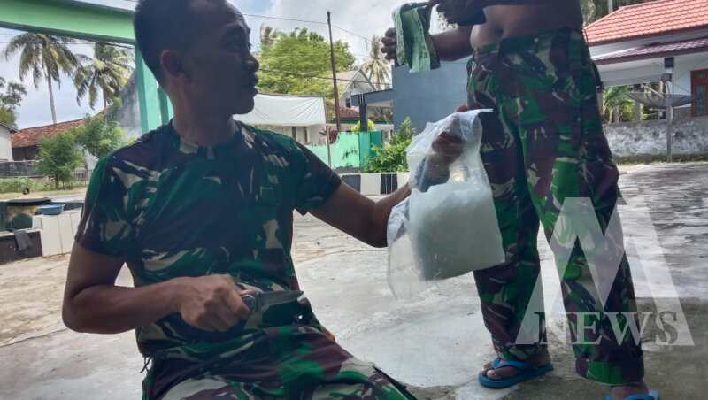 Anggota Koramil Masalembu tunjukkan Sabu yang diamankan