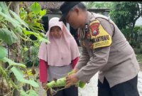 Bhabinkamtibmas Desa Senjayan cek pekarangan warga