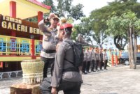 Kapolres Bojonegoro AKBP Mario Prahatinto saat tradisi pembaretan