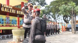 Kapolres Bojonegoro AKBP Mario Prahatinto saat tradisi pembaretan