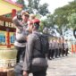 Kapolres Bojonegoro AKBP Mario Prahatinto saat tradisi pembaretan