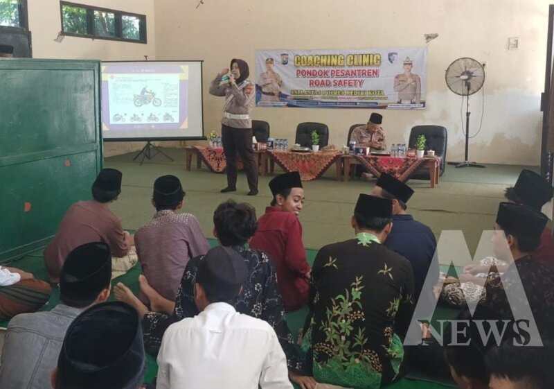 Satlantas Polres Kediri Kota Gelar Coaching Clinic Road Safety di ponpes Salafiyah Bandar Kidul
