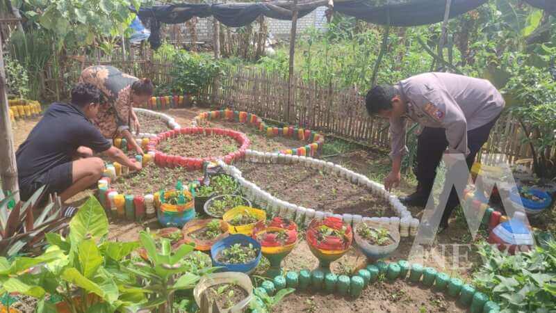 Bhabinkamtibmas Polsek Bungah cek lahan pekarangan warga